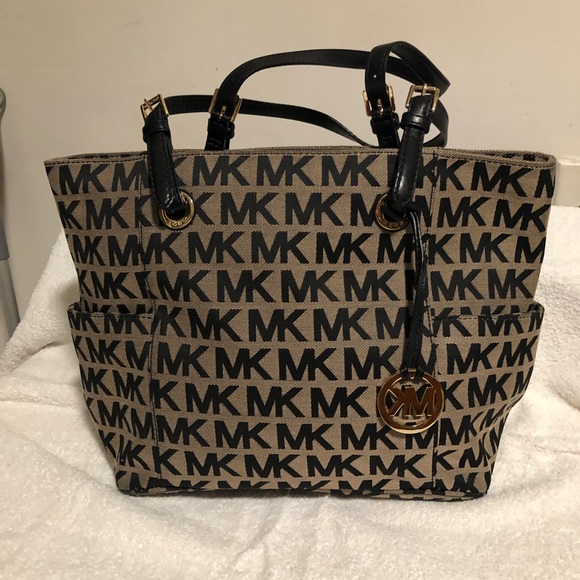 Michael Kors Handbags - Michael Kors Authentic signature tote handbag